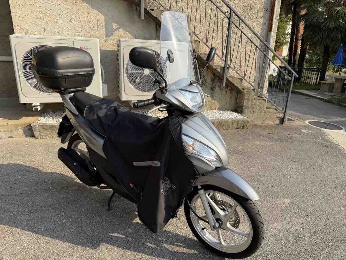 Topcase: Scooter Honda grigio con bauletto e parabrezza usato – Gebraucht aus Lugano von teppo33