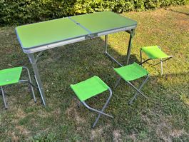 Campingtisch zusammenklappbar/ als Koffer tragbar & 4 Hocker