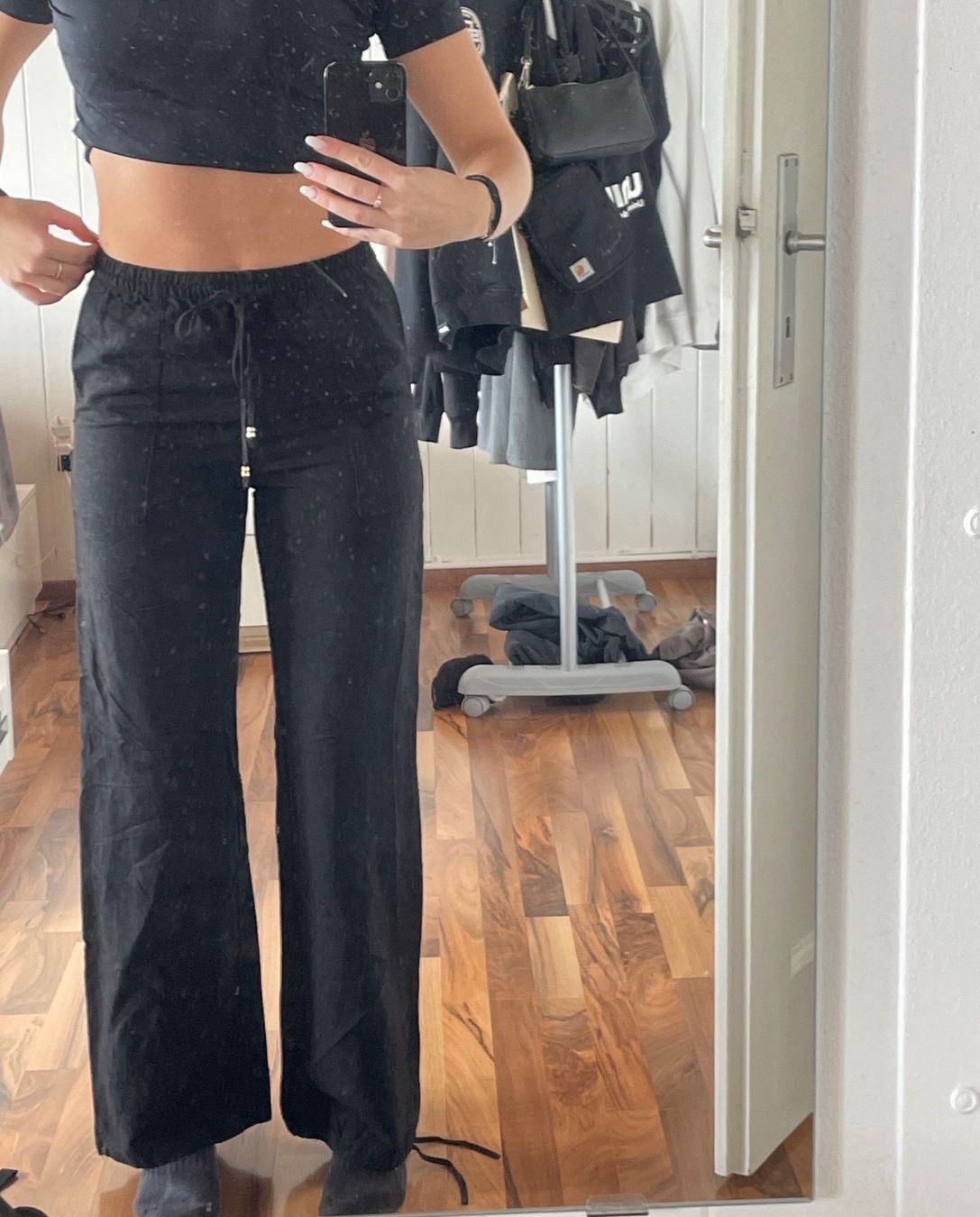 H&M Pantaloni: Pantalon noir ample et léger – Difettoso da Ponts-de-Martel venduto da Manon_.brs