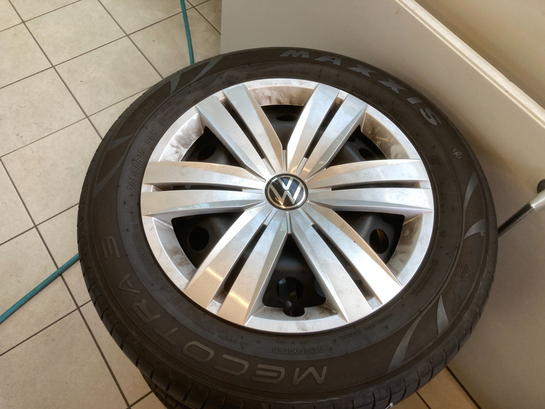 Volkswagen Pneumatici & Ruote complete: VW Caddy Sommerräder 205/60R16 – Usato da Cham venduto da WB2223 2