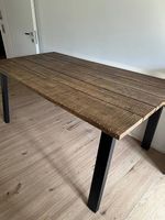 Tavolo in legno con gambe in ferro