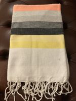 Serviette de plage rayée colorée, parfaite pour l'été!