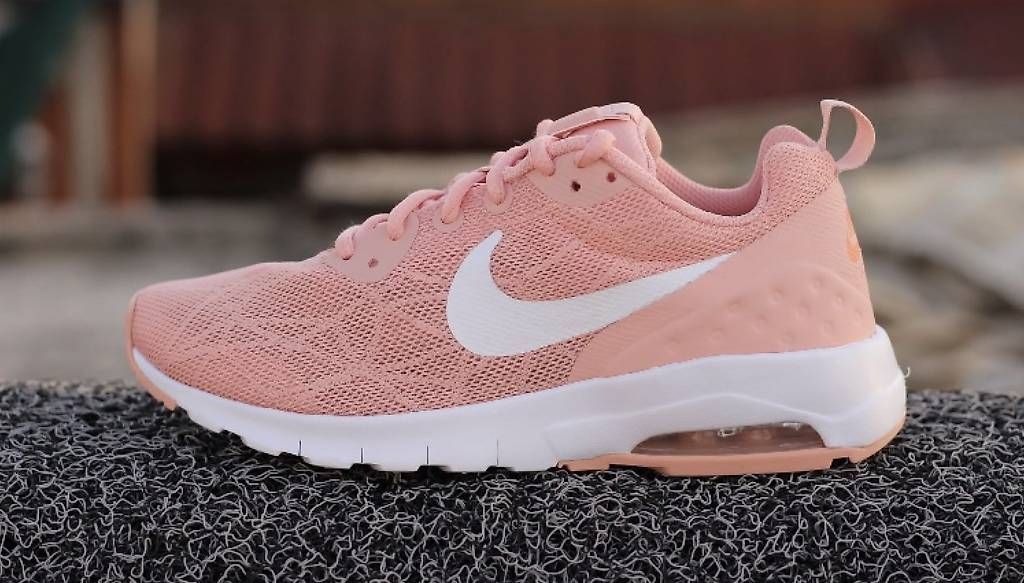 Herrenschuhe: Nike Air Max Motion Gr. 4,5 lachs-weiss – Gebraucht aus Lyss von stubenwagen