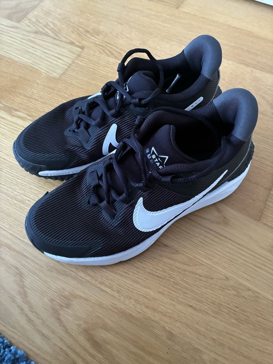Nike Scarpe per ragazzi: Sneakers kinder 35.5 Nike – Usato da Basel venduto da Pardesi84