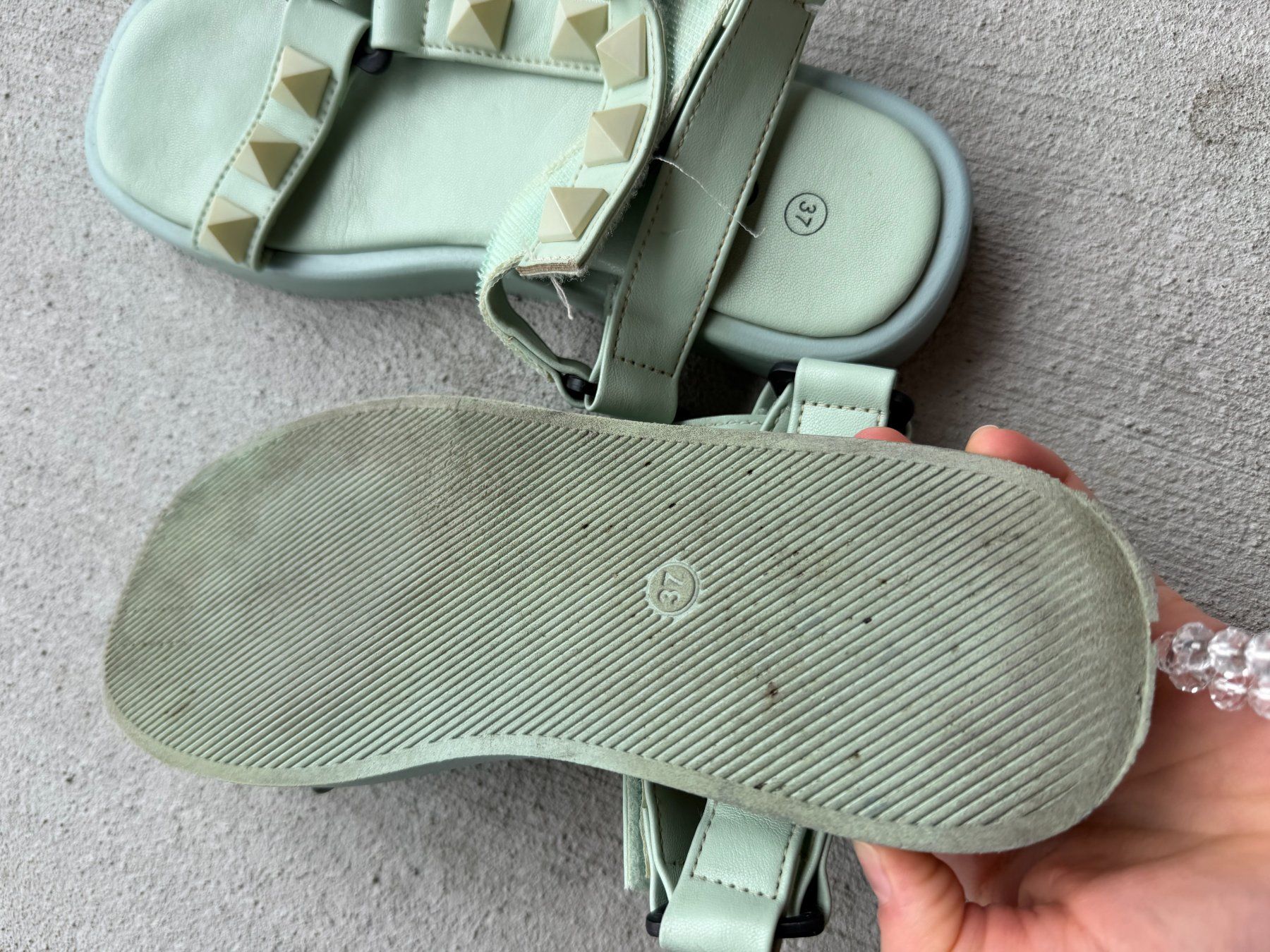 Scarpe da donna: Mintgrüne Sandalen, Gr. 37, mit Pyramiden – Usato da Riehen venduto da edu_92w7 4