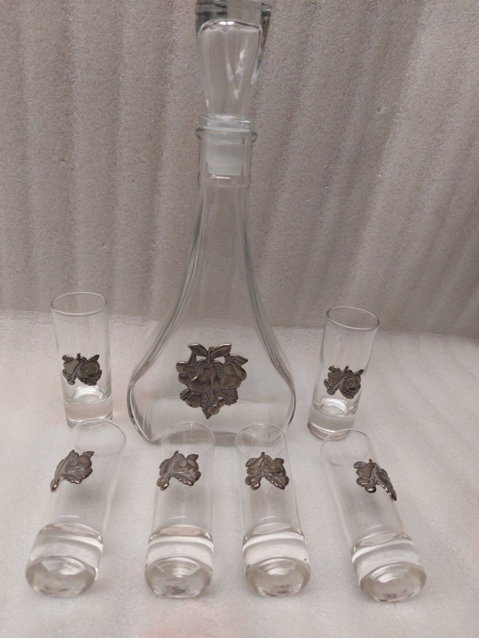 Bottiglie: Grappa bottle and glasses - Grappaflasche und Gläser. – Usato da Pambio Noranco venduto da Pol69