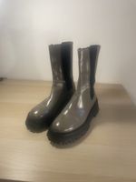 Grüne Lederstiefel von Zara, Größe 38.
