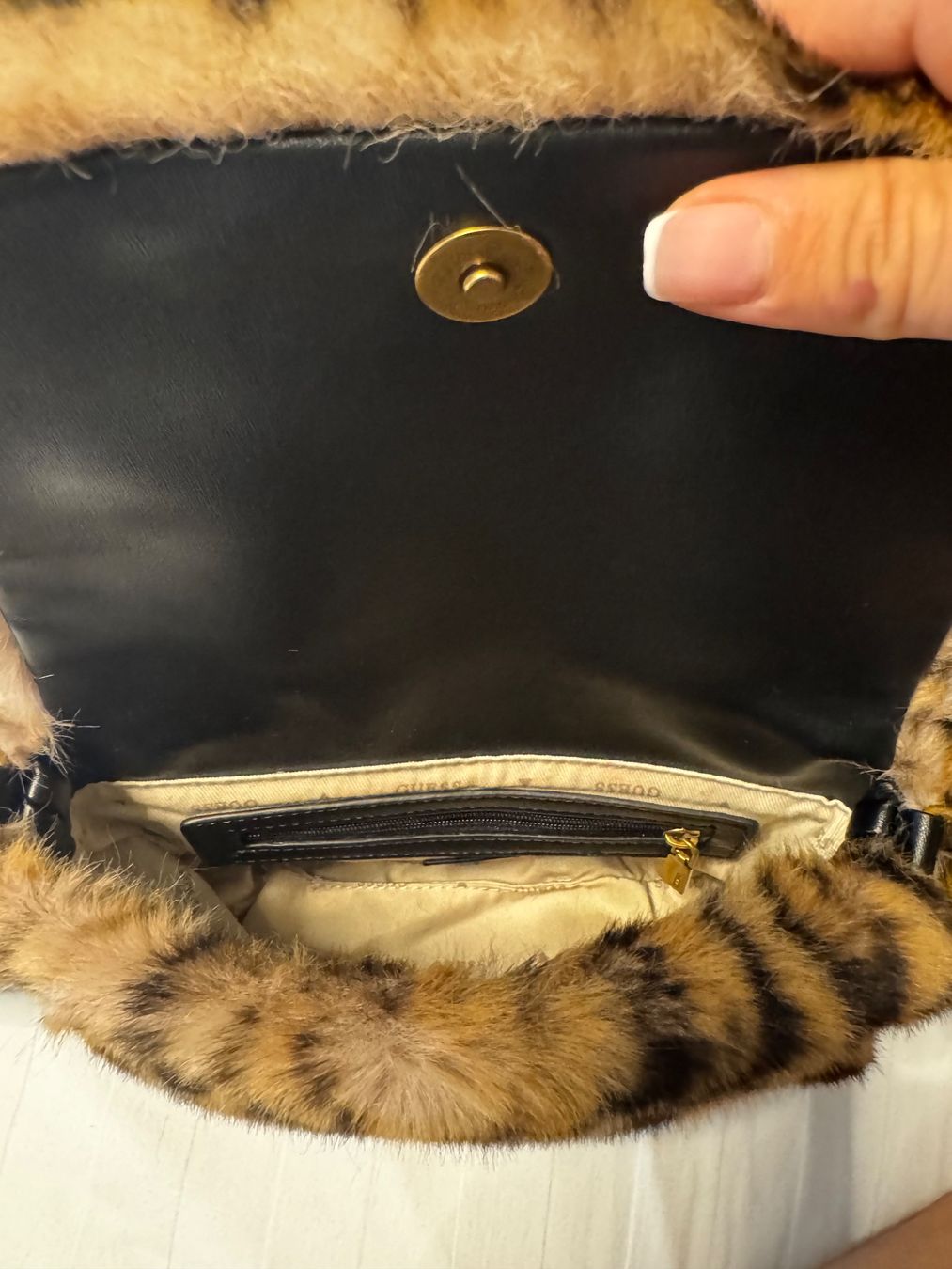 Guess Taschen für Damen: Guess Tasche Leo Fellimitat – Gebraucht aus Zürich von robyy 5