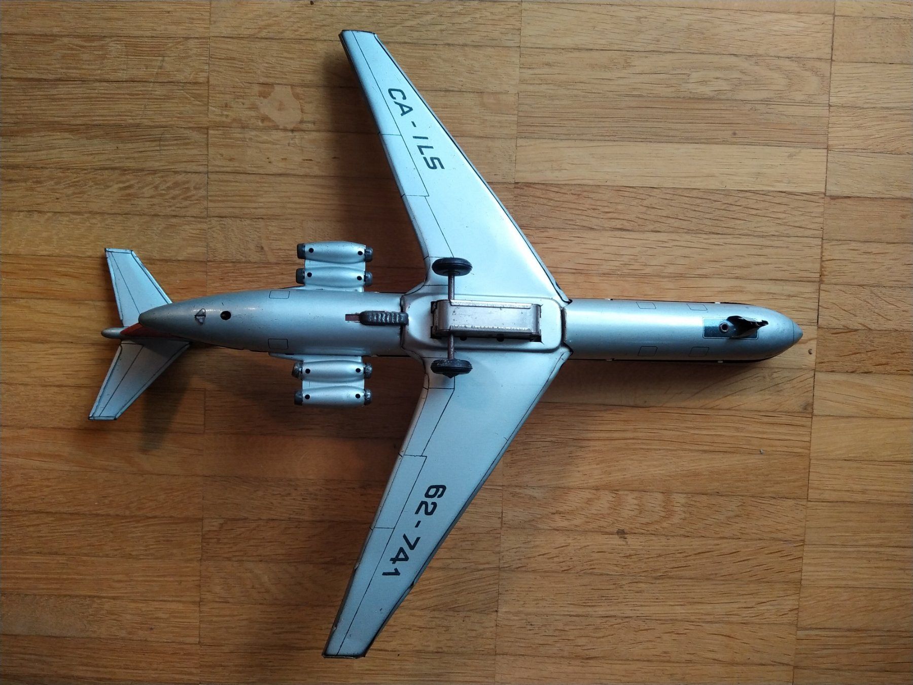 Jouets: Blechflugzeug Intercontinental Iluschin Il-62 – Défectueux à Bern par micky031 2