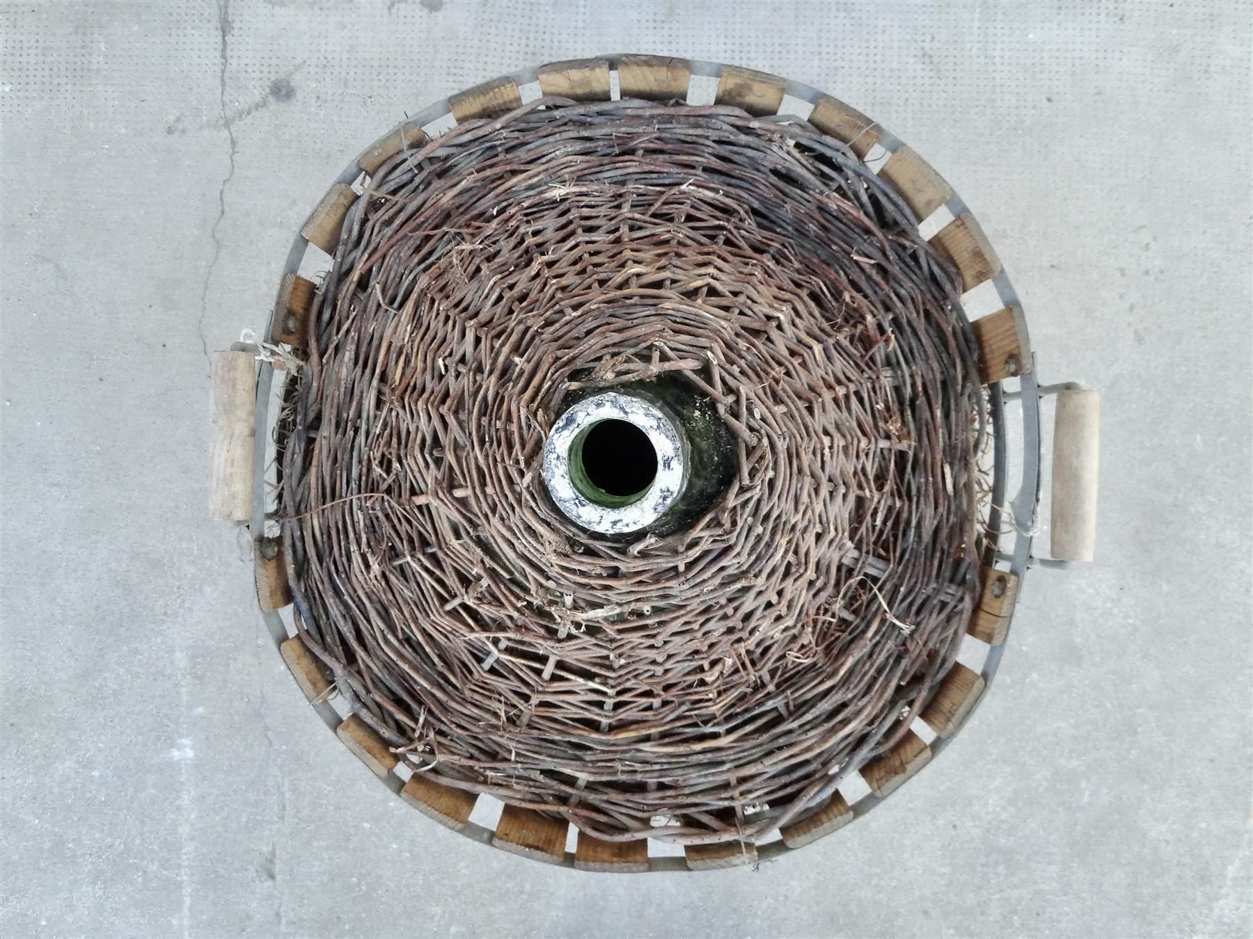 Bottiglie: alte sehr grosse Korbflasche Holzkorb – Nuovo e nell'imballaggio originale da Kerzers venduto da Flaschenposten 2