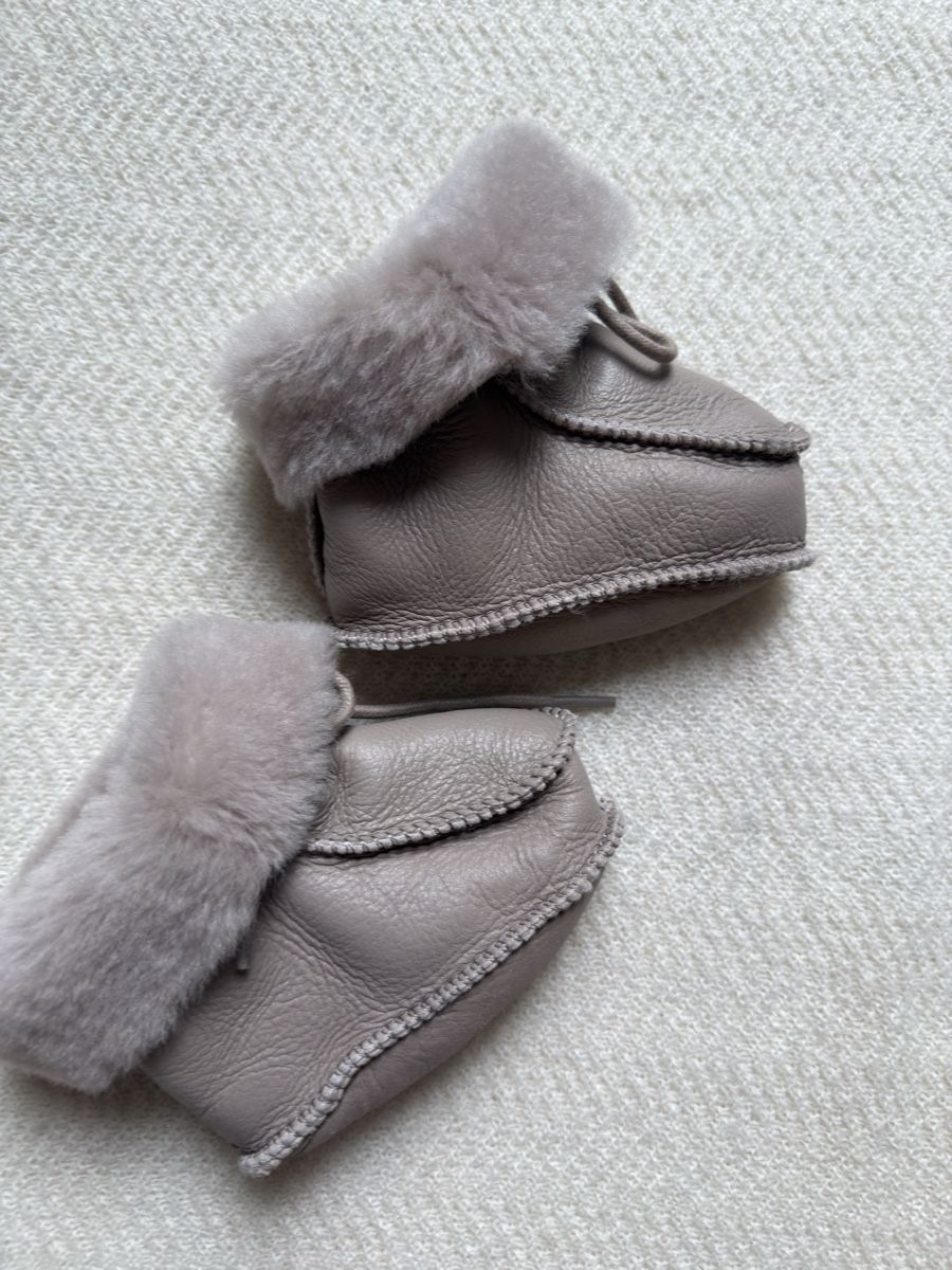 Scarpe per ragazzi: Little Jalo Lammfell Booties 6-12M – Nuovo (secondo la descrizione) da Zürich venduto da WomenMenKidsClothes