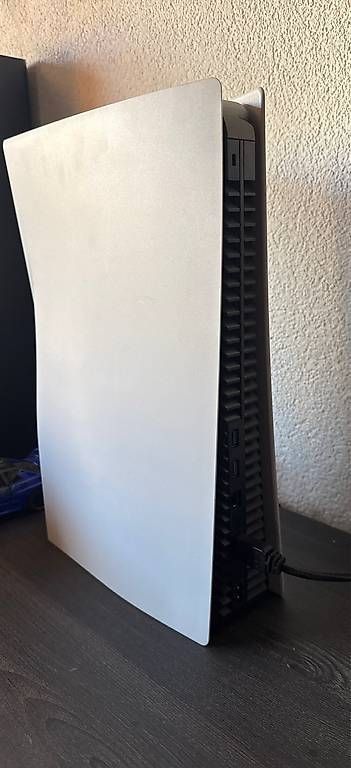 Consoles: Ps5 inkl 2 Controller – D'occasion à Spiez par mar_6xv8 2