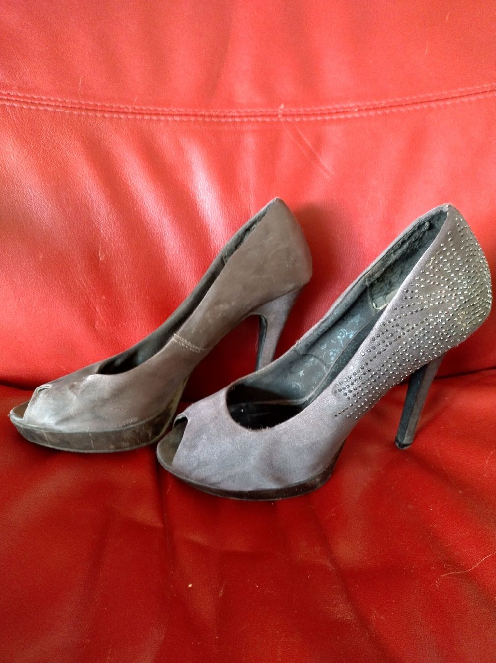 Scarpe da donna: Pumps mit Strasssteinen grau Damenschuhe Grösse 39 – Usato da Brig venduto da i1i_6r6t 1