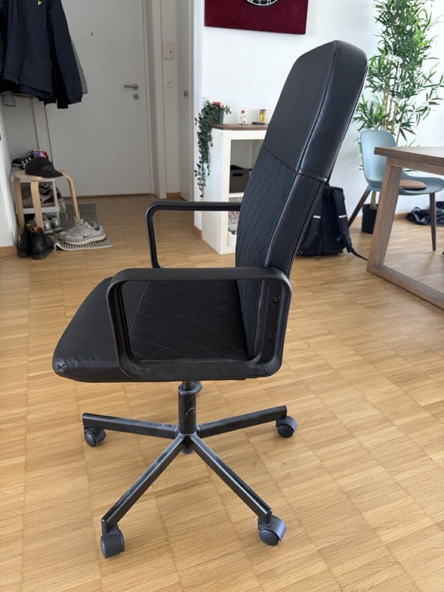 Stühle: Schwarzer Bürostuhl mit Rollen – Neu (gemäss Beschreibung) aus Sursee von and_j9ly 3