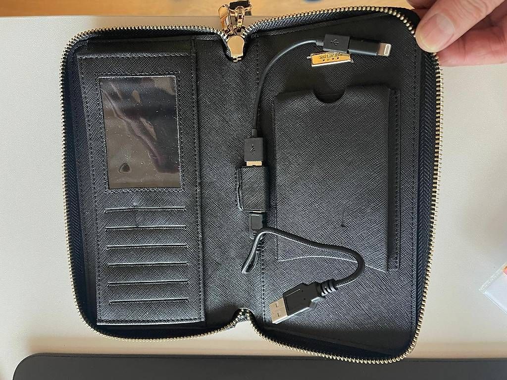 Portafogli: Geldbörse mit integrierter Powerbank – Nuovo (secondo la descrizione) da Triesen venduto da Chevalley 1