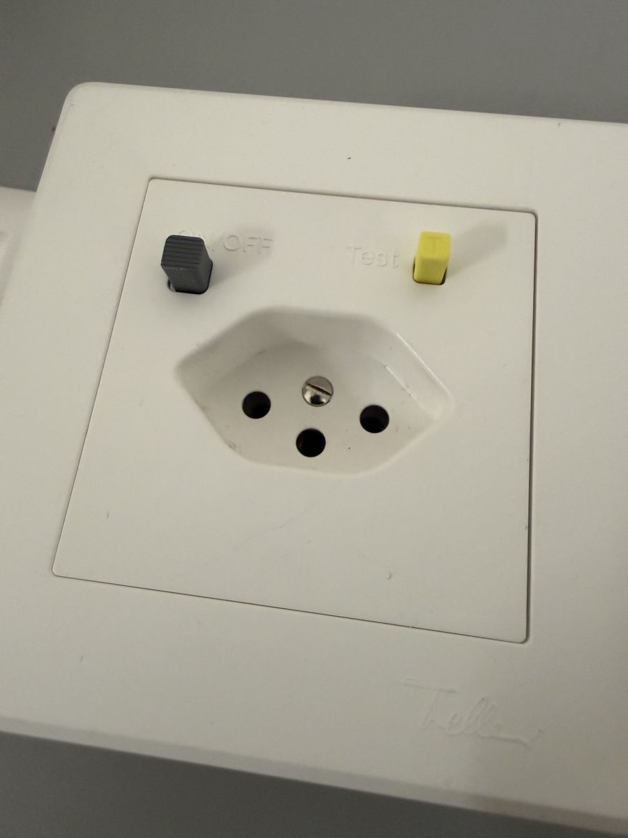 Feller Stecker: Fi steckdose Neu mit 2 abdeckungen  – Neu (gemäss Beschreibung) aus Zürich von papaplatte 1