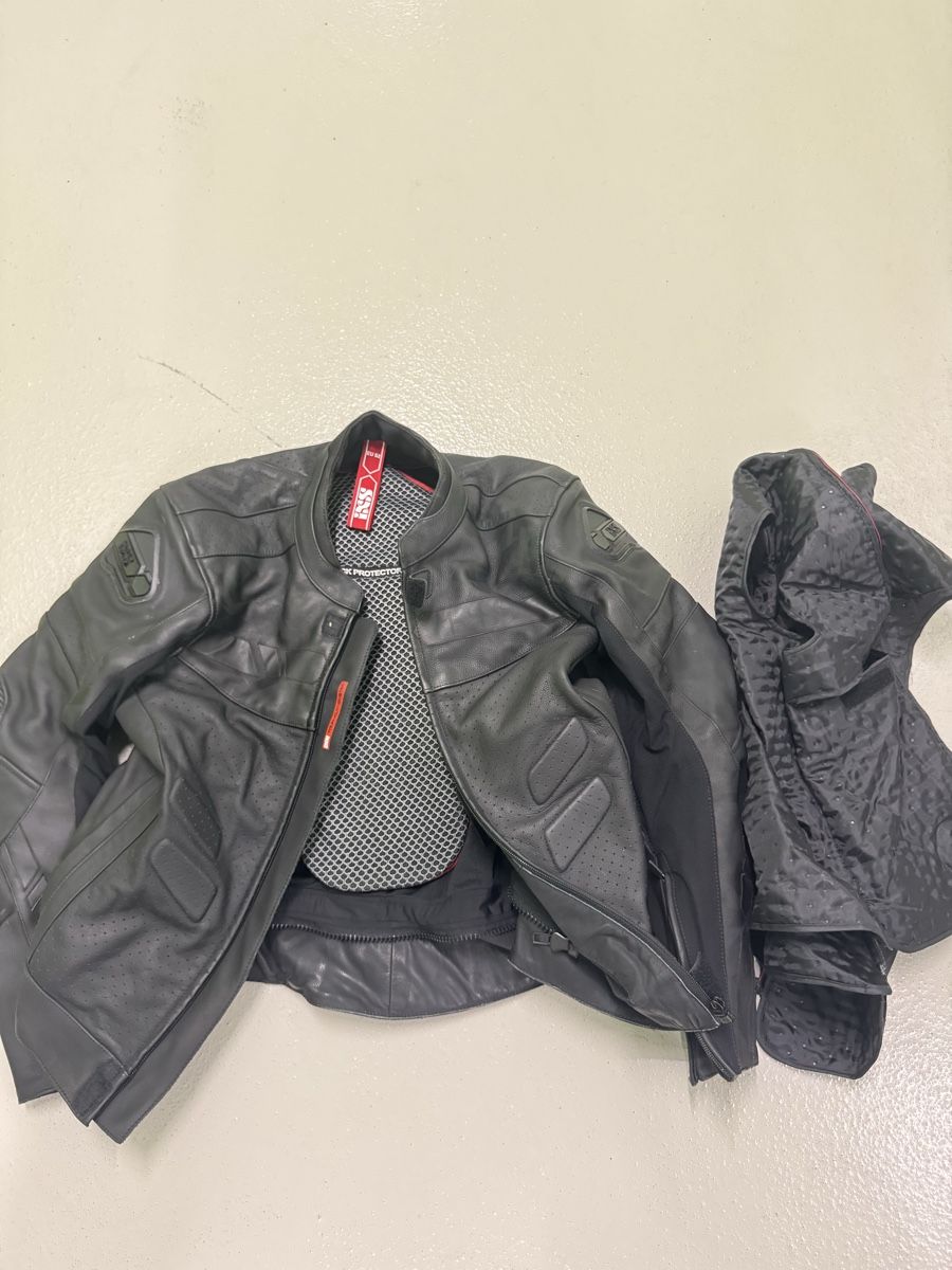 IXS Vestes: IXS Motorcycle Jacket with built-in back protector  – D'occasion à Epalinges par wil_f