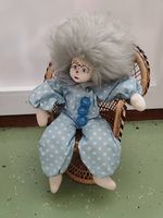 Clown auf Stuhl