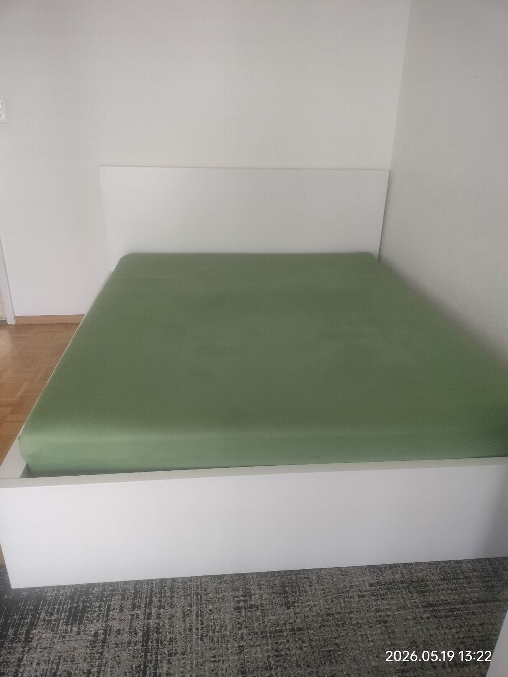 Lits: Bed frame high white with mattress – Neuf (Voir description) à Basel par vik_7qc8