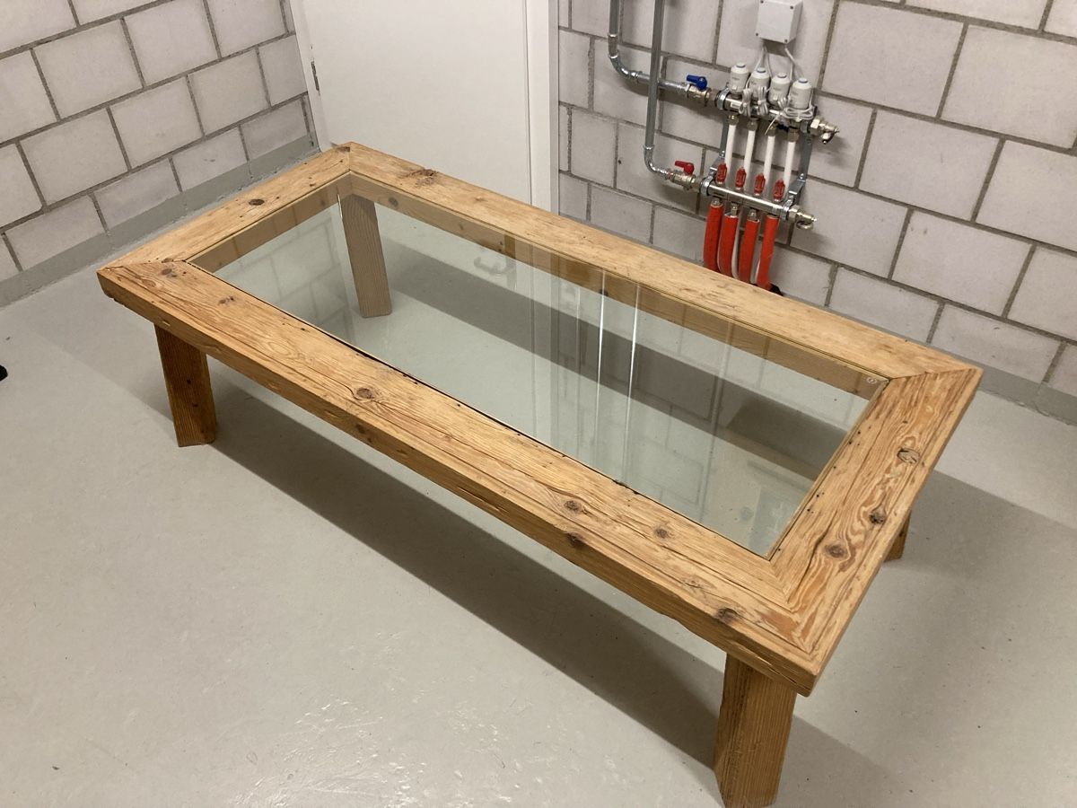 Tavoli: Rustikaler Holztisch mit Glasplatte Altholz Sofatisch – Usato da Schattenhalb venduto da hugi1984