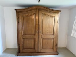 Antiker Schrank Nussbaum Holz Schubladen und Tueren, guter Z