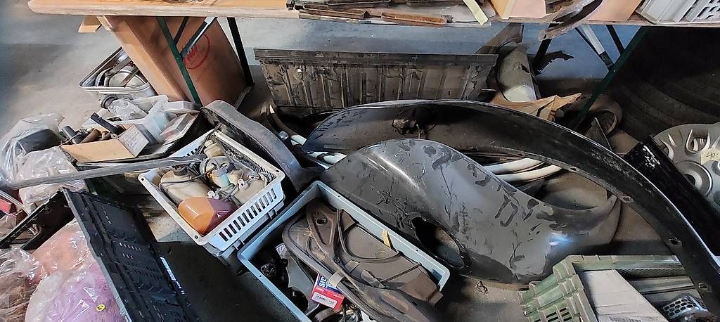 Tutti pezzi di ricambio auto: Diverse VW Käferteile zu verkaufen – Usato da Tuggen venduto da chrigi.9 1