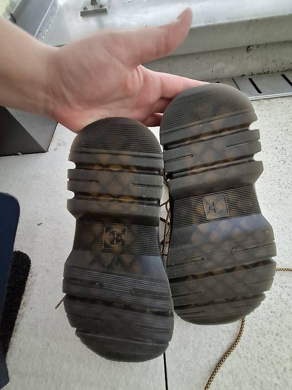 Chaussures femmes: Dr. Martens Damenschuh – D'occasion à Dietikon par Liinushkaaa 2