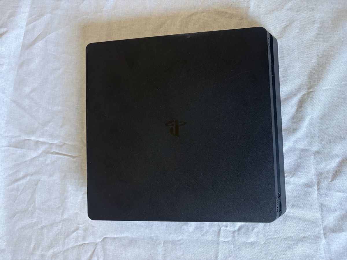 Sony Consoles: PS4 Slim  – D'occasion à Schinznach Bad par mwi_8tpz