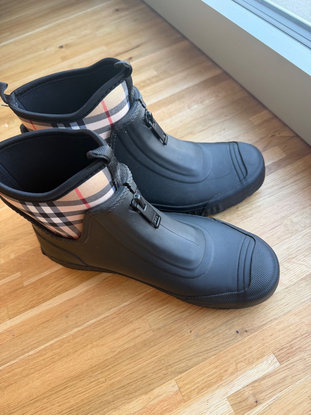 Burberry Damenschuhe: Burberry Gummistiefel 39 – Gebraucht aus Dübendorf von gas_2wcn 1