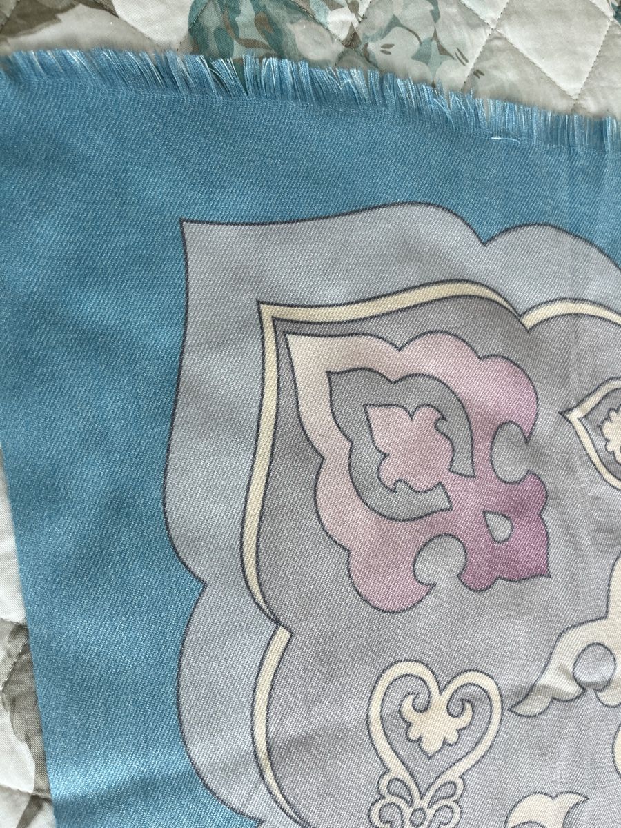 Foulards & écharpes: Tuch mit Muster hellblau/grau Grösse ca. 130x130 cm – Neuf avec emballage d'origine à Pfäffikon SZ par Zitrone_100 1