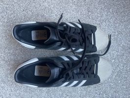 Adidas Superstar daim noir et blanc, taille 44!