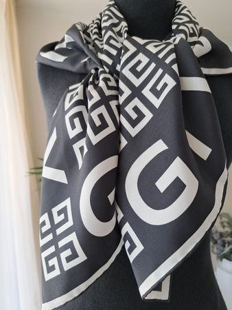schönes, edles Seiden-Foulard von GIVENCHY