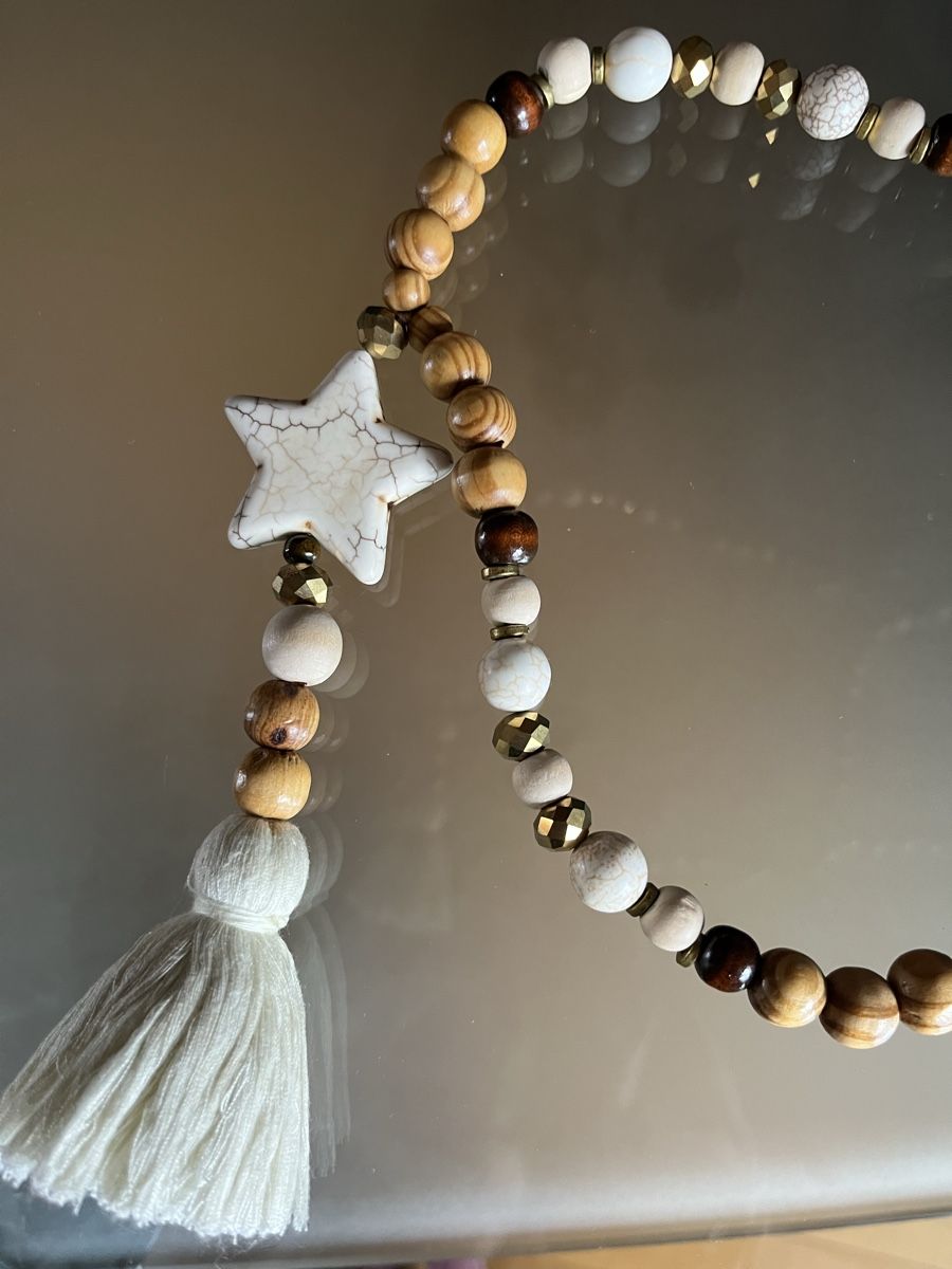 Catenine: Collier ethnique perles bois et étoiles blanches pompon – Usato da Genève venduto da Libellule477 3