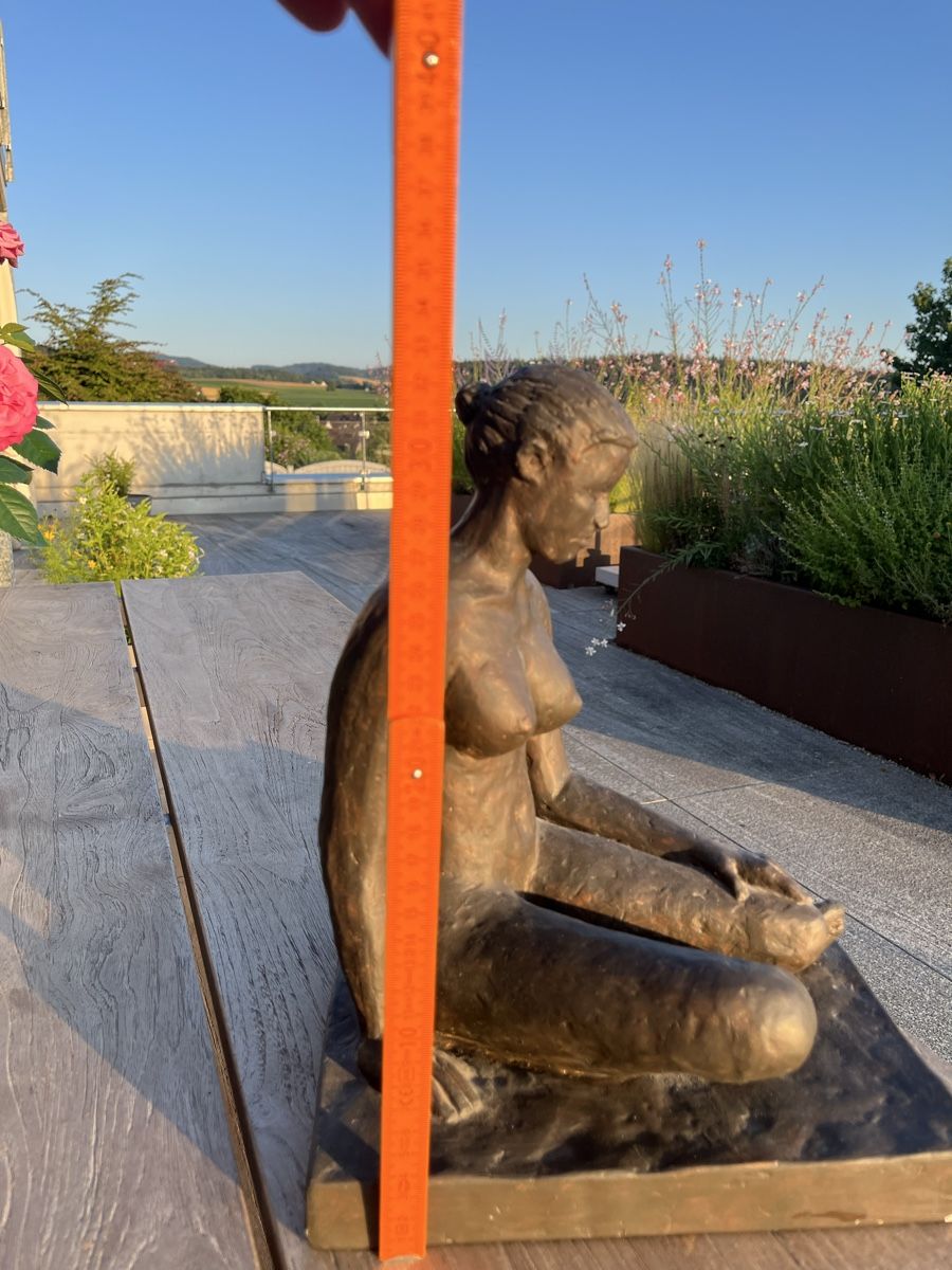 Sculture & Statue: Elegante Skulptur "Sitzende" von Albert Strupler, 1998 – Nuovo (secondo la descrizione) da Wiesendangen venduto da Pinacle 6