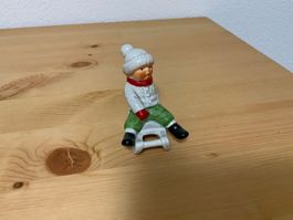 Winterliche Deko Figur, Junge auf Schlitten, Keramik Top!