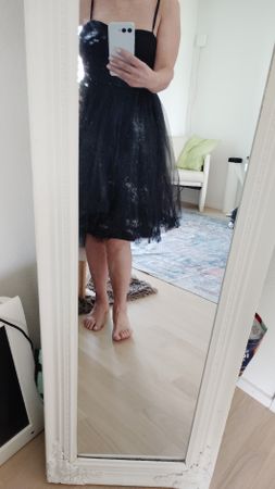 Denny Roses schwarzes Kleid