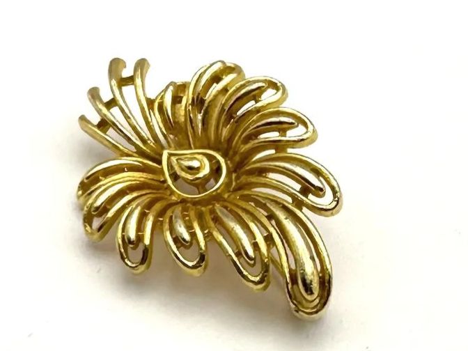 Spille & Fermagli: LISNER signierte goldfarbene Blumenbrosche – Usato da Beckenried venduto da SylvkensWorld