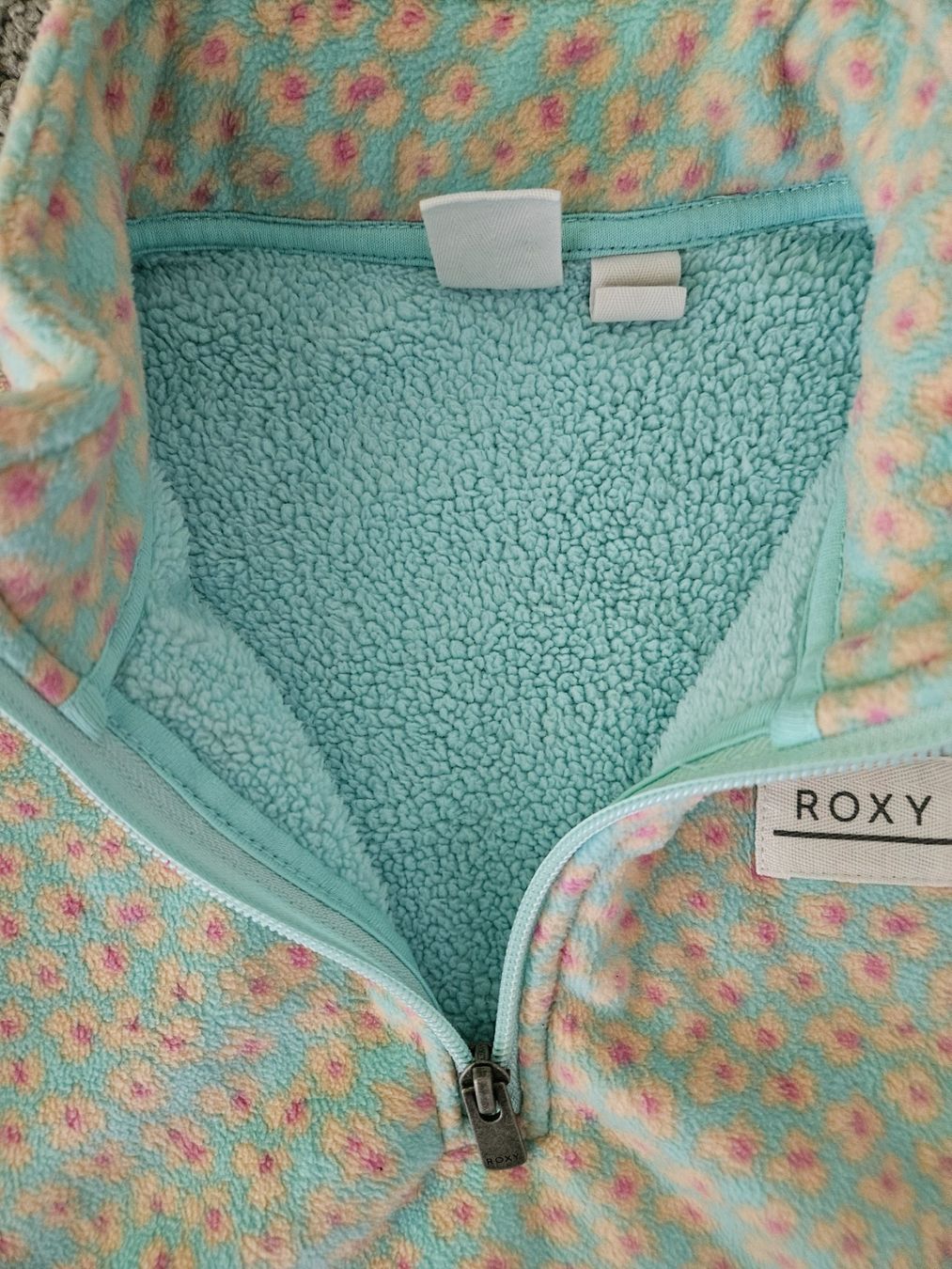 Roxy Pulls et sweat-shirts: Fleece Pullover Roxy Blumenmuster Gr.122 wenig getragen – Neuf (Voir description) à Häfelfingen par Selivia 3