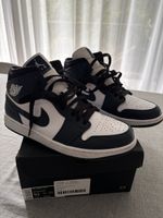 Nike Air Jordan 1 Mid Navy Blue