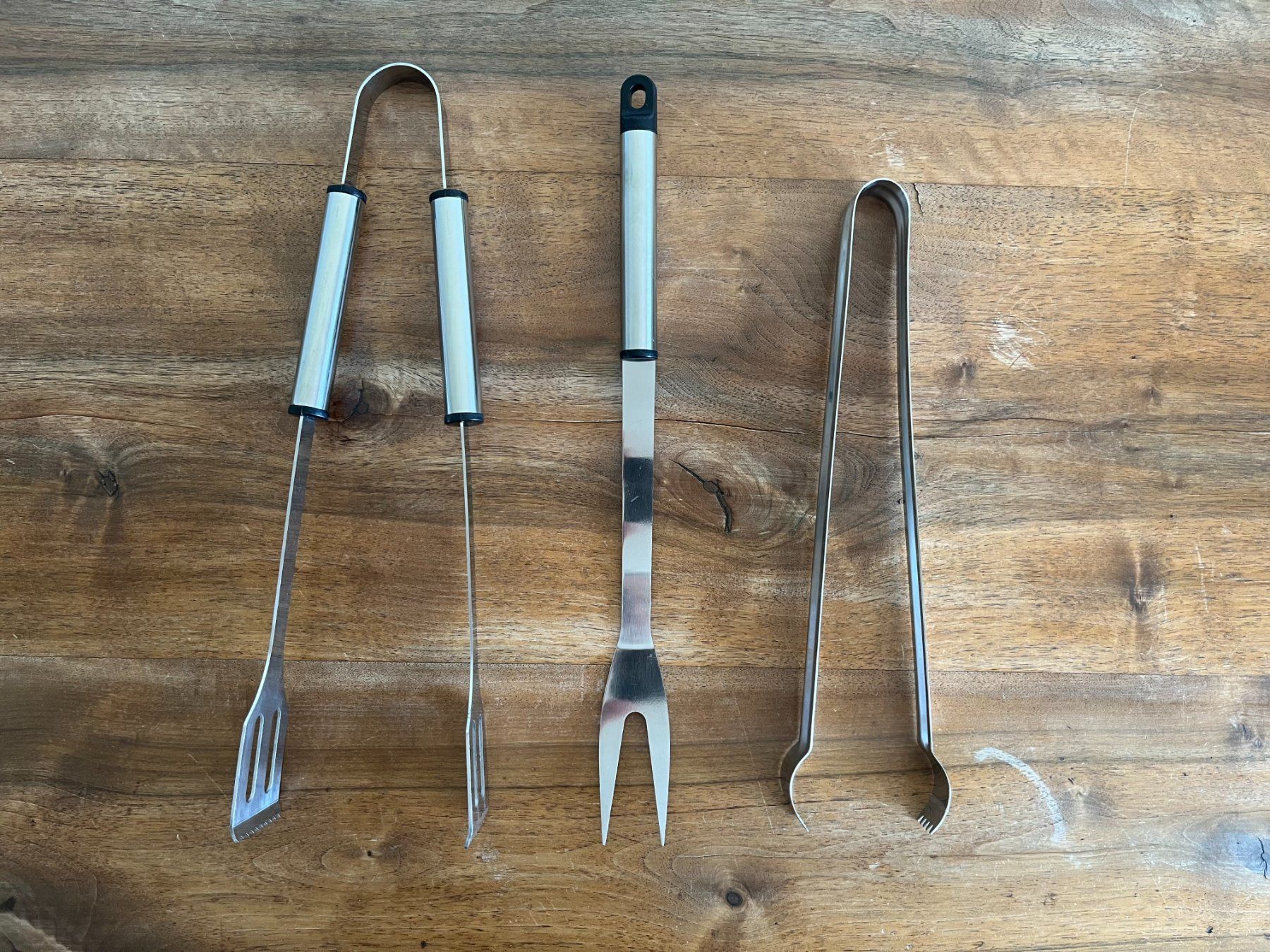 Set di posate: 2 Grillzangen und 1 Grillgabel – Nuovo (secondo la descrizione) da Uznach venduto da Pommes06