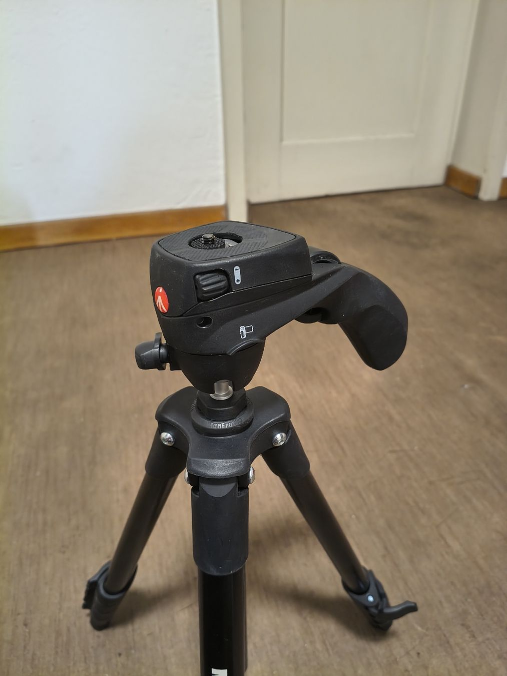 Manfrotto Trépieds & Accessoires: Manfrotto Compact Action tripod MKCOMPACTACN-BK used – D'occasion à Zürich par TrainLine 1
