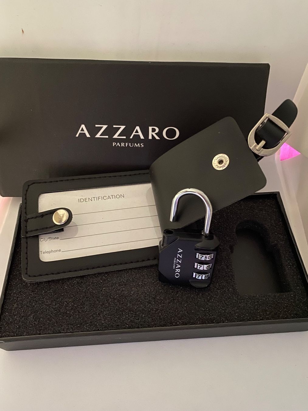 Azzaro Profumi & Eau de Toilette: Accessoires de voyage Loris Azzaro – Nuovo e nell'imballaggio originale da Bouveret venduto da wes_7zll