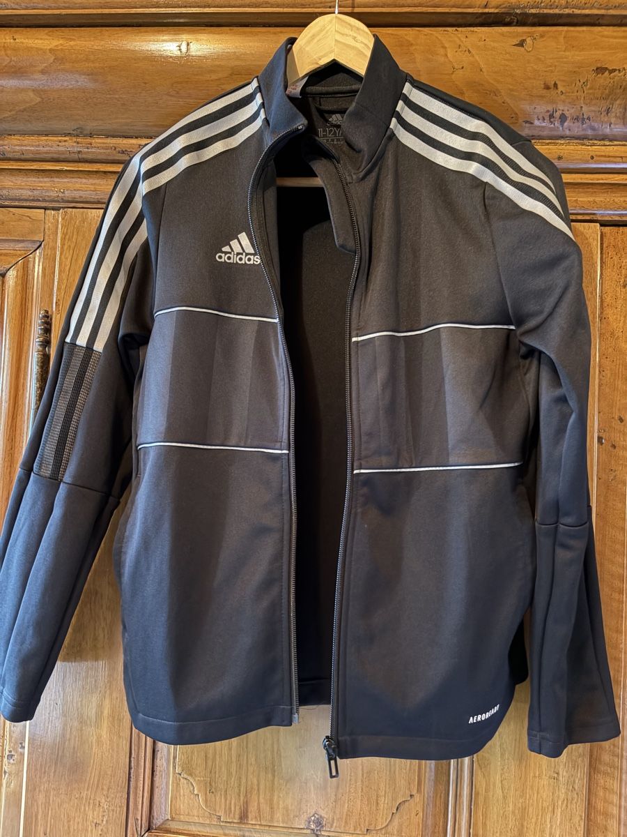 Adidas Giacche & Cappotti: Schwarze Adidas Trainingsjacke, 152 – Usato da Reinach AG venduto da Ben14gs