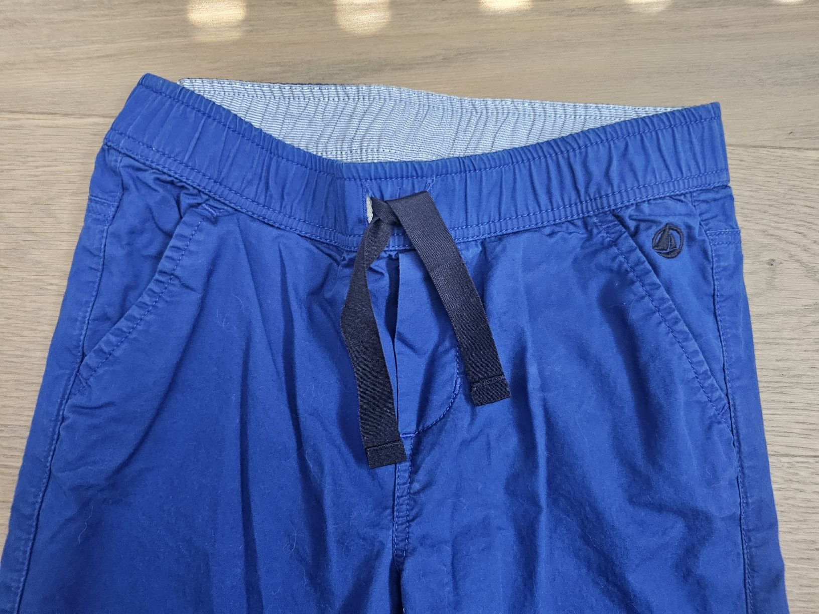 Pantaloni: Stoffhose Petit Bateau royalblau – Usato da Buch am Irchel venduto da Potzblitz2 1