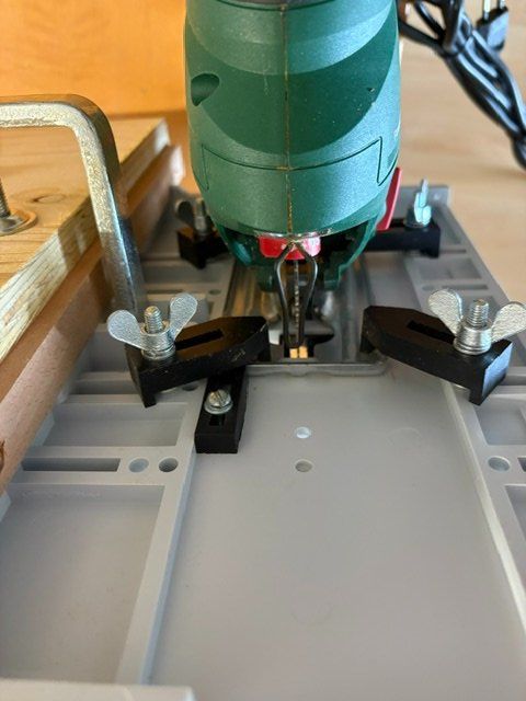 Bosch Sägen: Stichsägetisch mit Komponenten von Neutechnik Stichsäge BOSC – Gebraucht aus Langenthal von Waldschenke 4