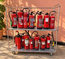 Großes Konvolut an Feuerlöschern (15 Stück) zu verkaufen