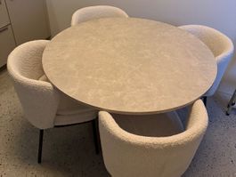 Runder Esstisch mit 4 Boucle Stühlen beige guter Zustand