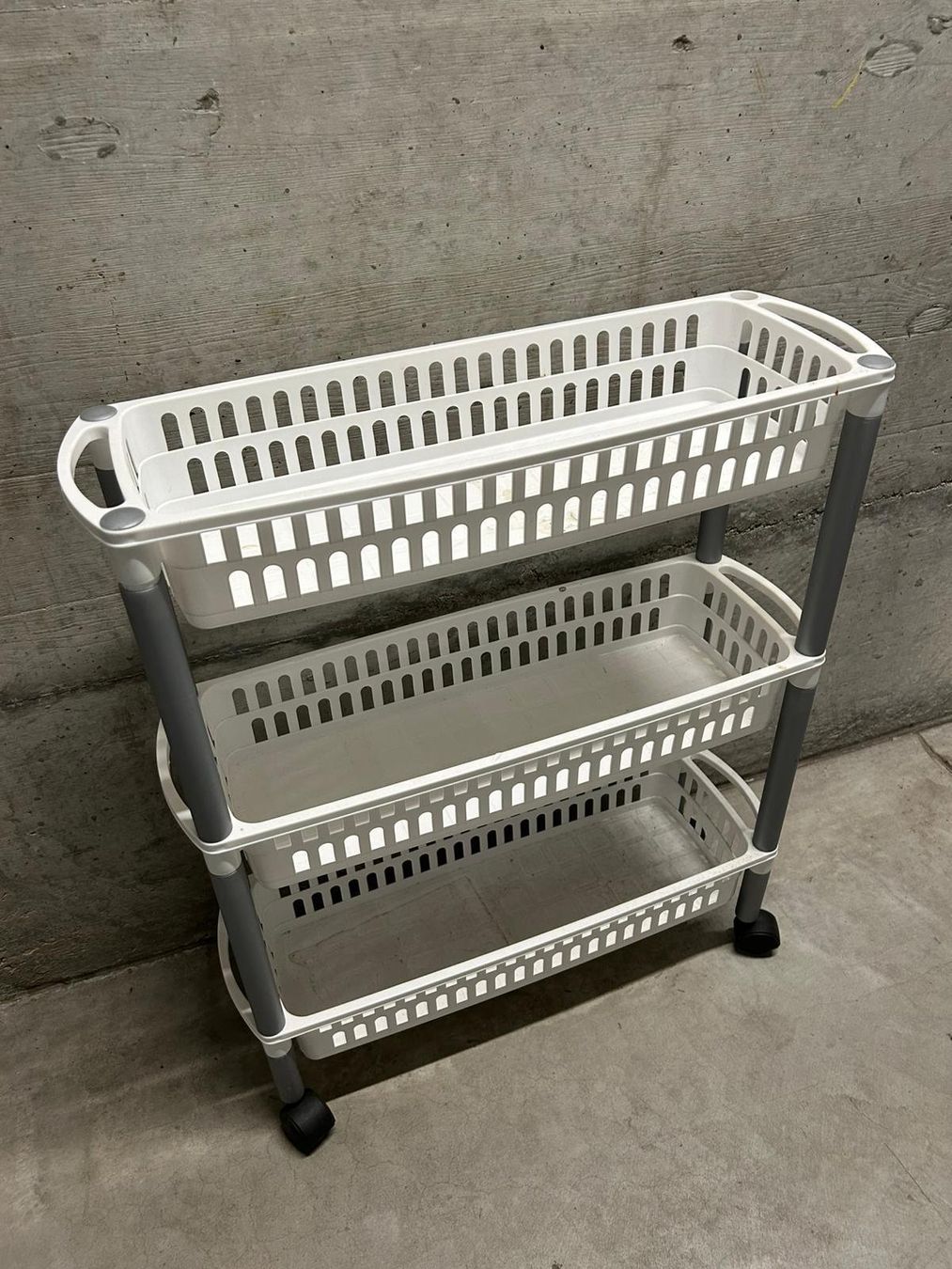 Korpus: Carrellino in plastica con rotelle – Gebraucht aus Melano von H-Sara