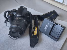 Nikon D3000 + obiettivo 18-55mm VR + caricatore e batteria