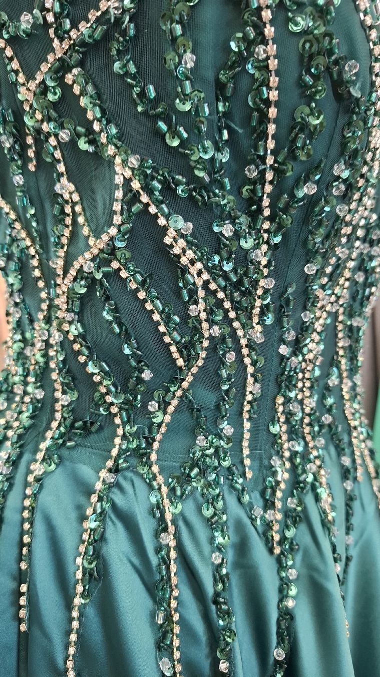 Robes: Abendkleid Satin Green  – Neuf (Voir description) à Uster par VMT. 3